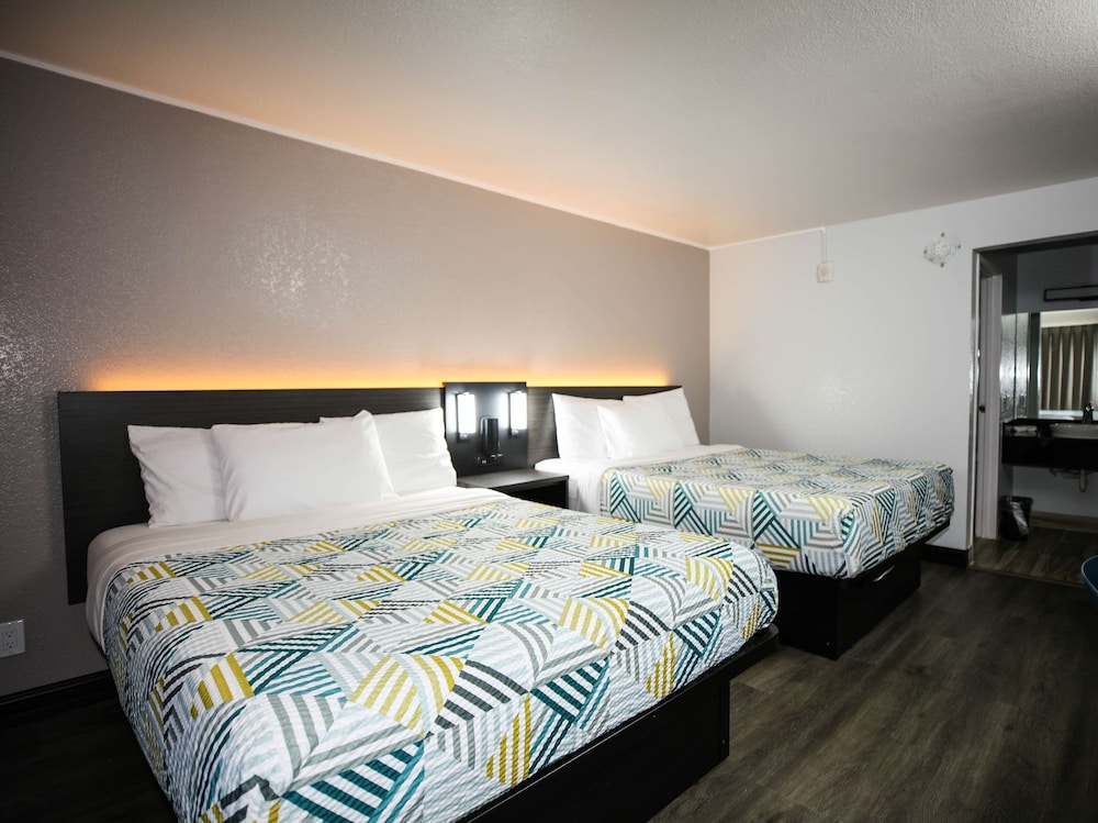 Deluxe Room, 2 Queen Beds, Non Smoking, Refrigerator & Microwave