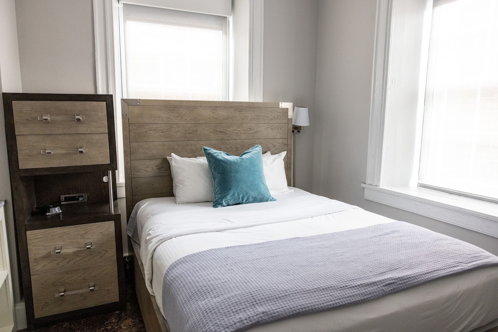 Basic Room, 1 Queen Bed photo 2