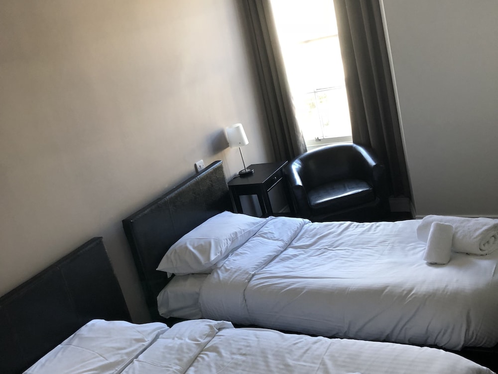 Classic Twin Room, Ensuite photo 2