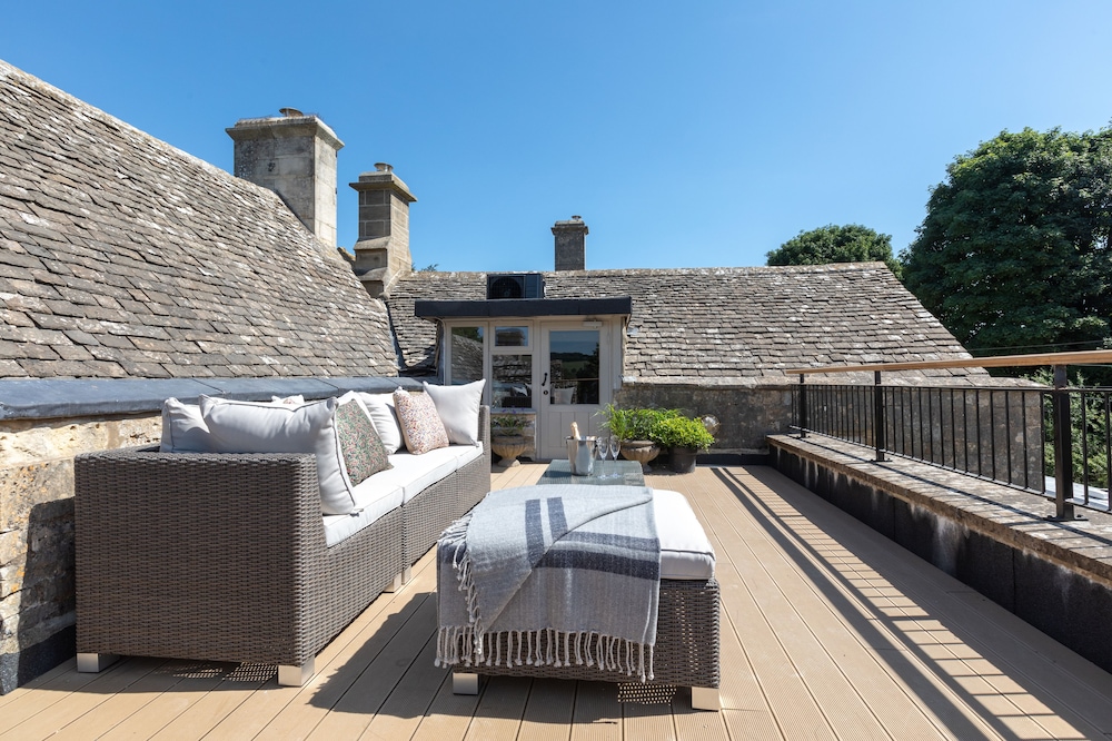 Signature Room, 1 King Bed, Balcony photo 3