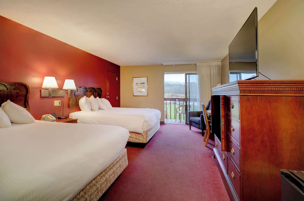 2nd Floor 2 Queen beds Adj.