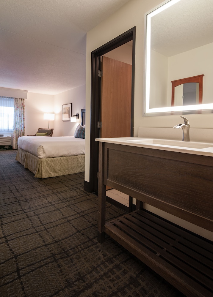 Standard Room, 1 King Bed, Non Smoking, Refrigerator - Photo 5
