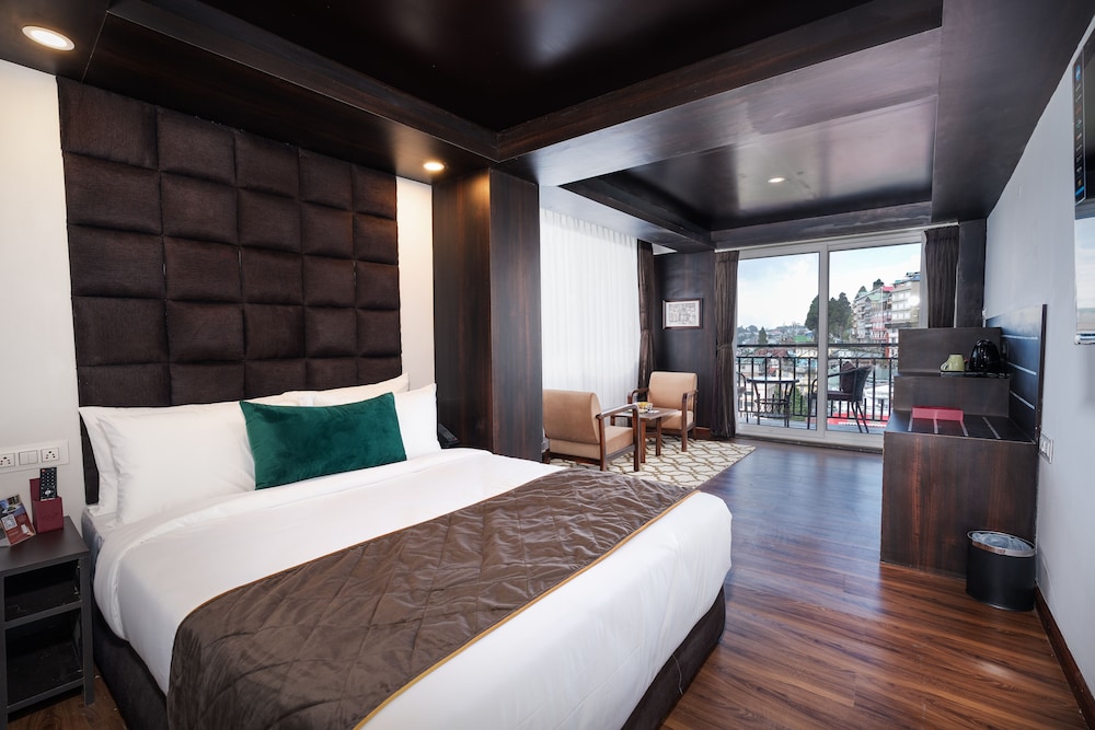 Premium View Room with Balcony & Bathtub - Photo 1