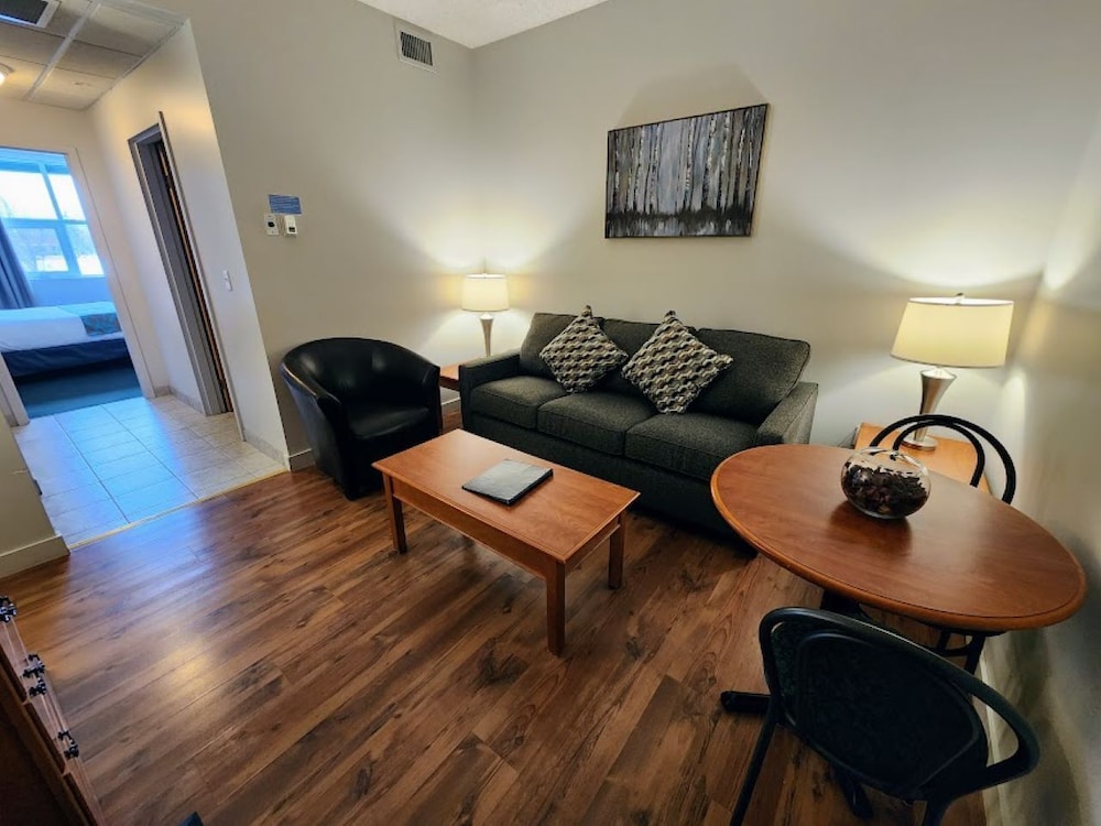 Junior Suite, 1 Queen Bed with Sofa bed, Accessible, Kitchenette photo 3