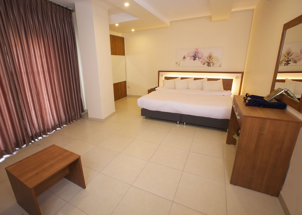 Luxury Apartment, 3 Bedrooms - Photo 2