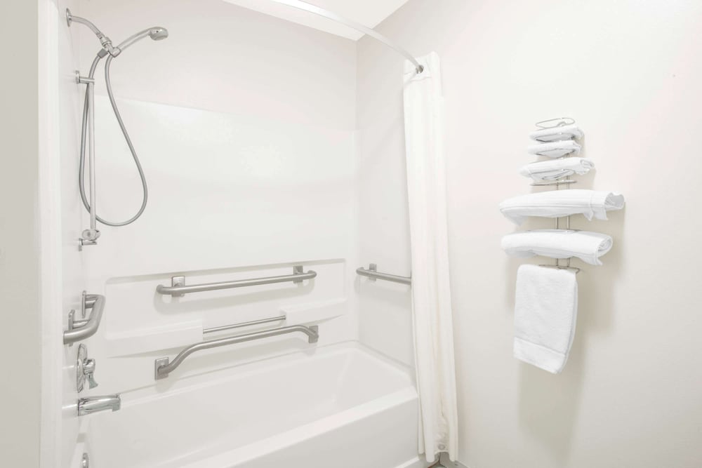 Room, 1 King Bed, Accessible, Non Smoking (Mobility) - Photo 2