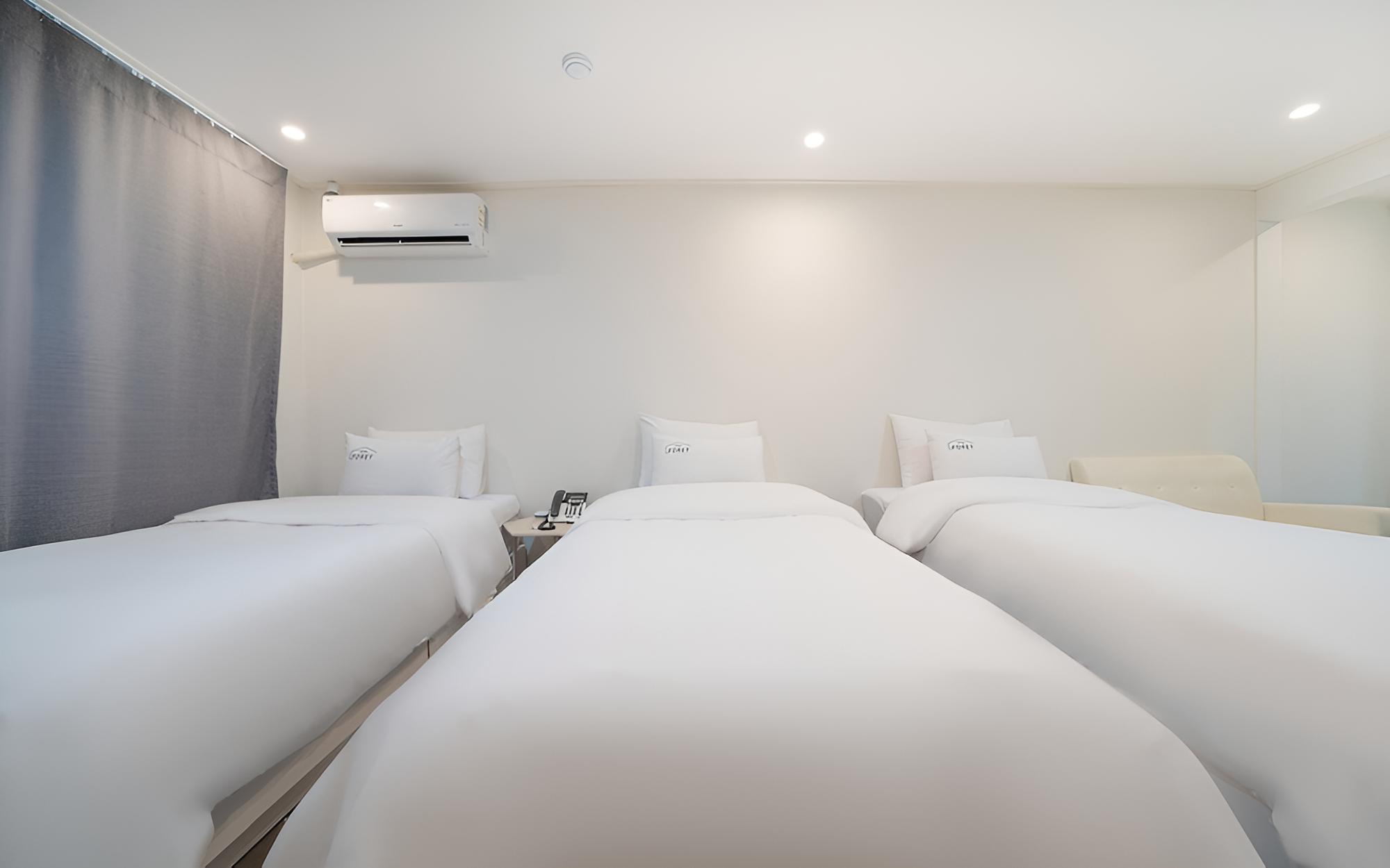 Room (3 singles (3 people / air purifier / ) - Photo 3