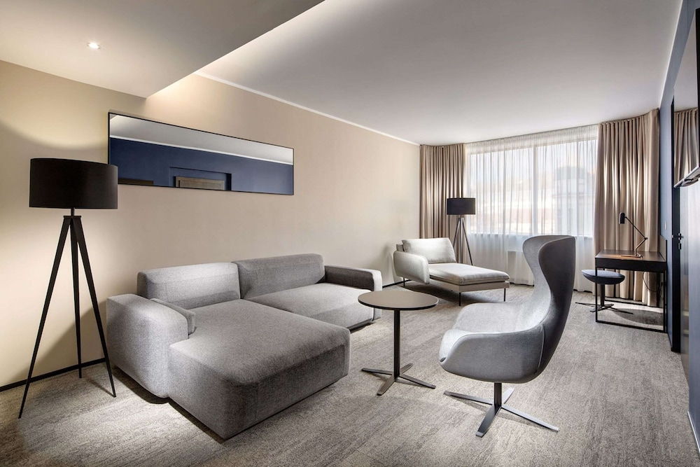 Suite, 1 King Bed, Non Smoking - Photo 5
