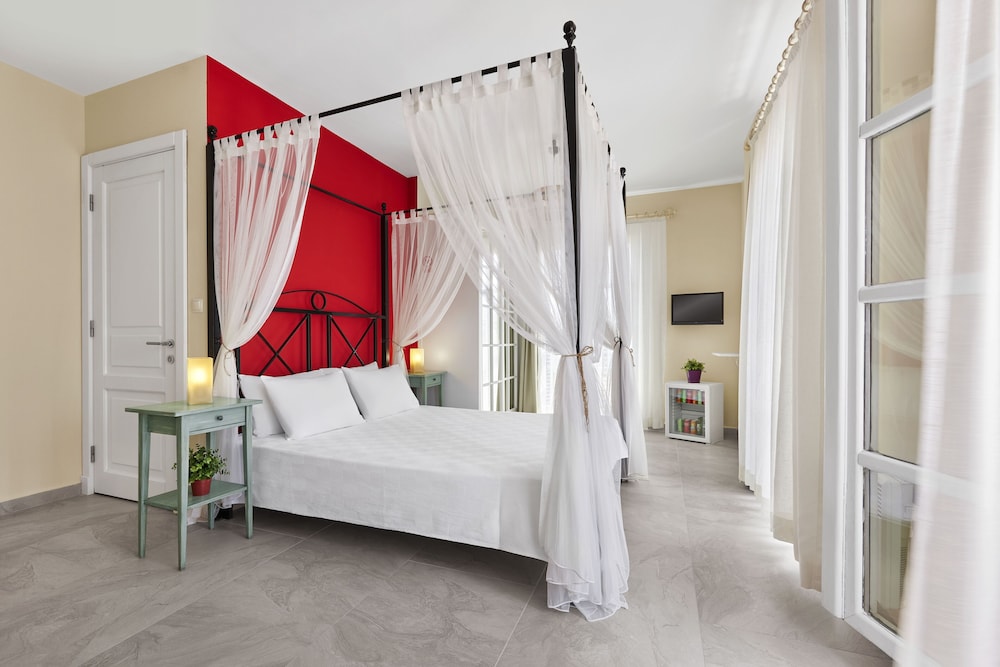 Superior Room with Balcony - Photo 4