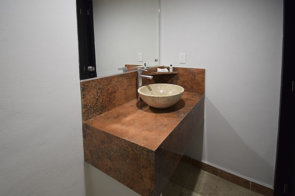 Suite (Master) - Photo 6