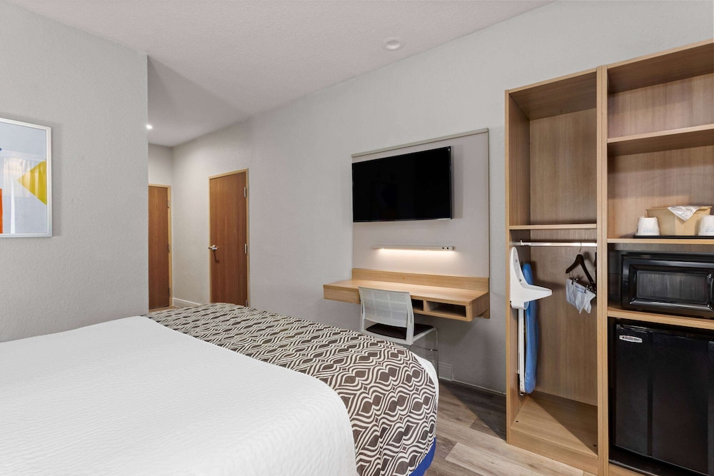 Room, 1 Queen Bed, Accessible, Non Smoking (Mobility/Hearing/Tub w/Grab Bars) - Photo 1
