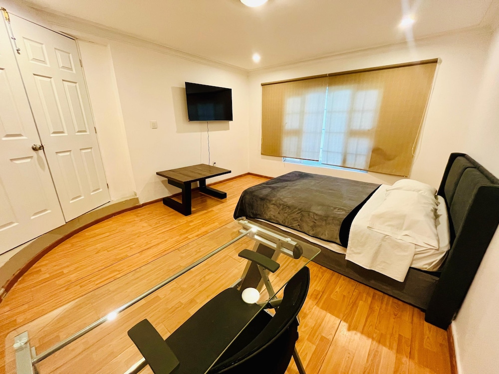 Basic Room, 1 Queen Bed photo 1