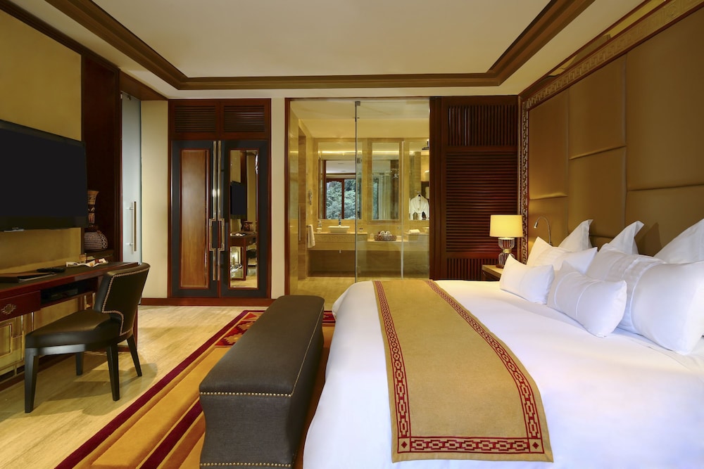 Premium Suite, 1 King Bed, River View - Photo 2