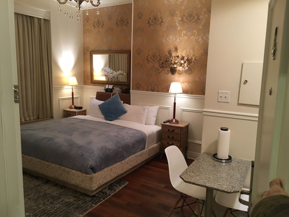 Two Room with 1 King Bed and 1 Queen Bed