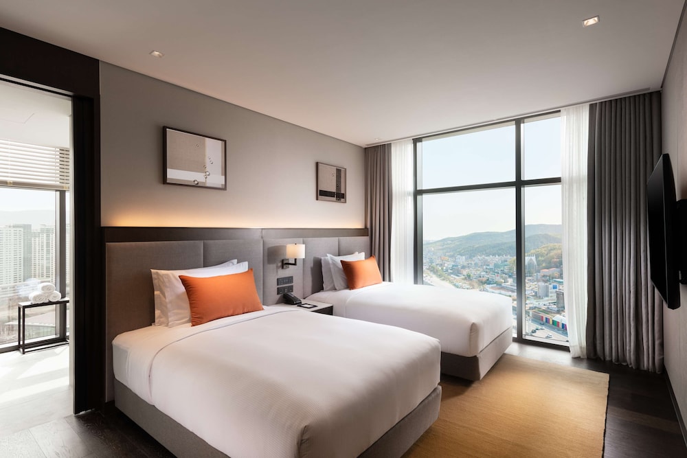 Premium Suite, 1 King, 2 Single Beds - Photo 8