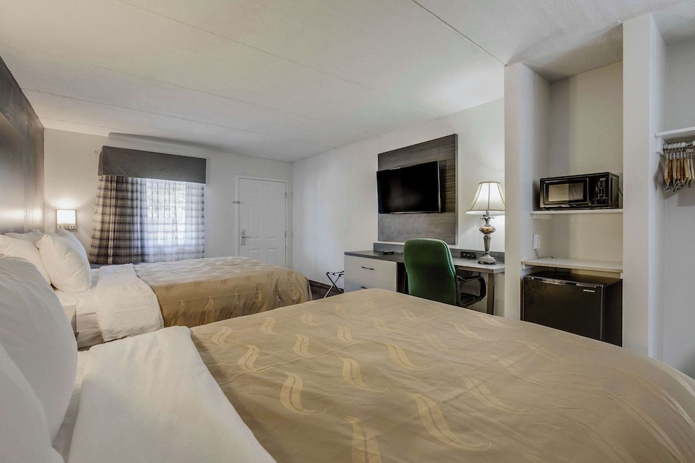 Standard Room, 2 Queen Beds, Smoking - Photo 1