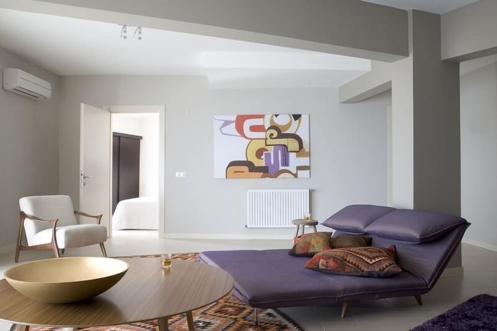 Executive Suite - Photo 8