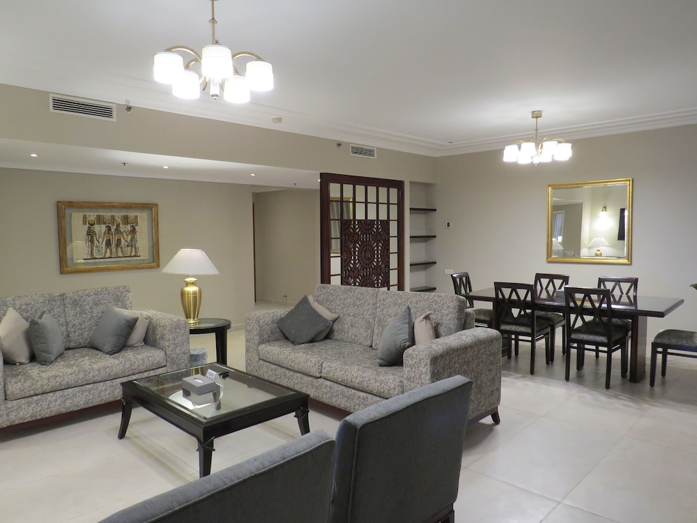 Deluxe Regent Suite City View - Photo 2