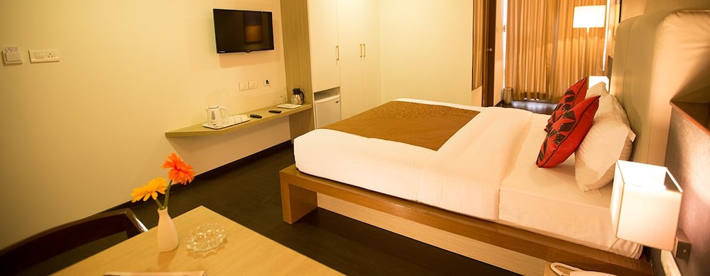 Deluxe Double Room, 1 King Bed, Smoking, Refrigerator photo 2