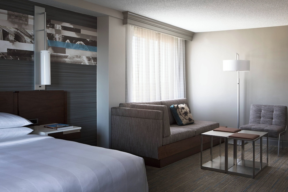 Executive Room, 1 King Bed with Sofa bed, Corner - Photo 2