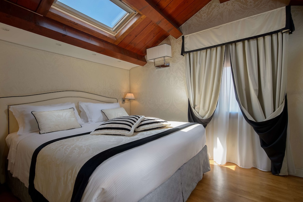 Premium Room, 1 Queen Bed, Non Smoking thumbnail 6