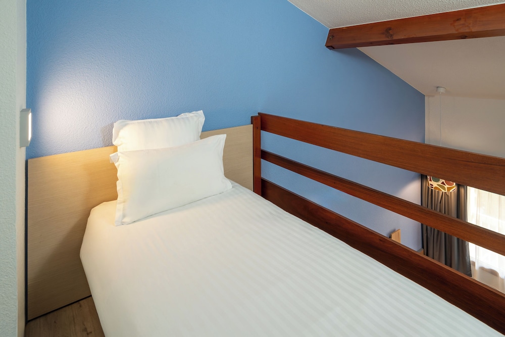 Standard Room, Multiple Beds, Non Smoking, Mezzanine - Photo 5