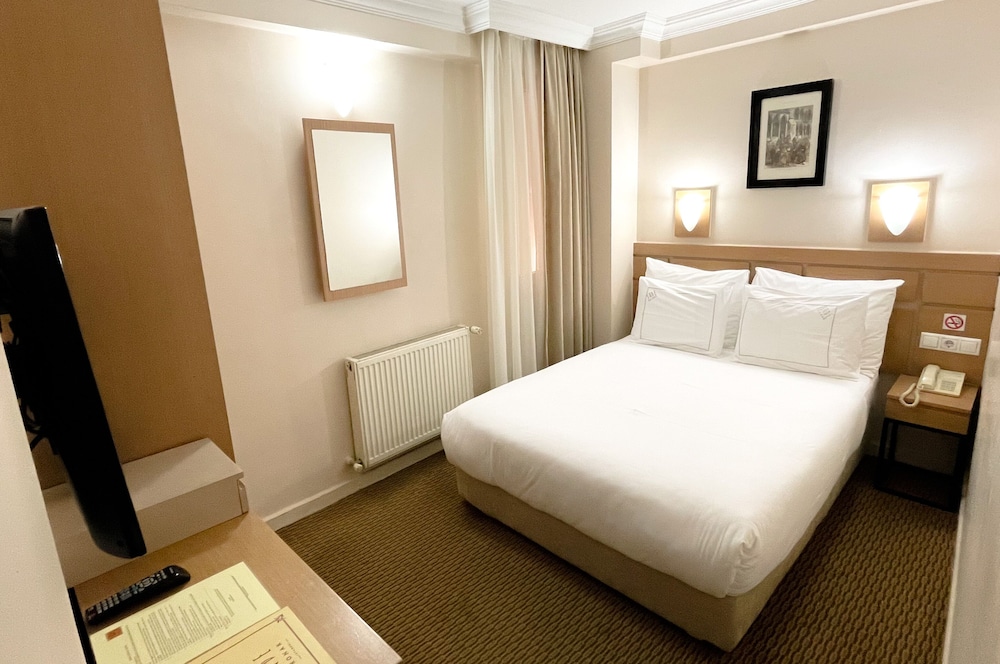 Budget Double French Bed Economy photo 1