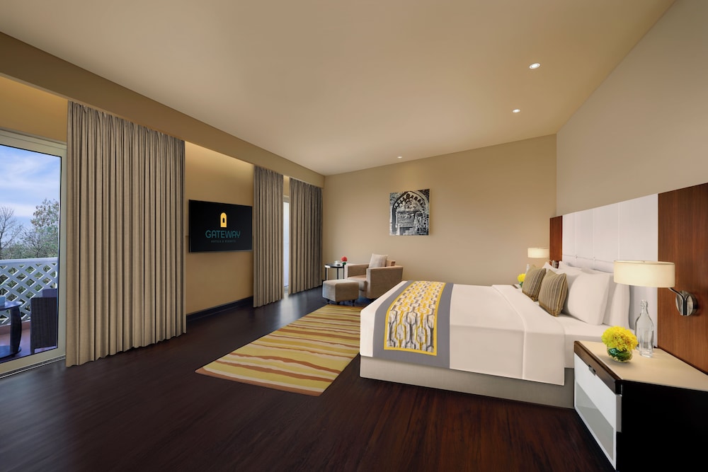 Executive Room, 1 King Bed, Balcony - Photo 1