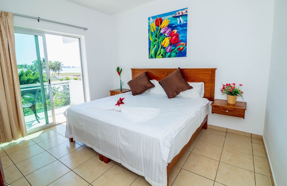 Classic Single Room, 1 King Bed, Non Smoking, Partial Sea View