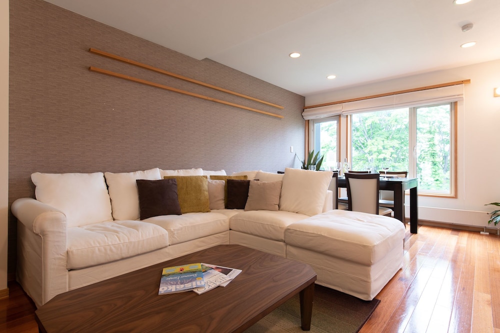 Unit 2, (3 Bedroom 2 Bathroom) photo 2