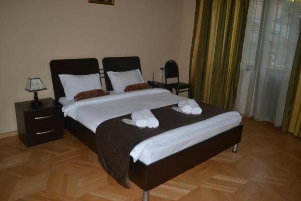 Basic Double Room, 1 King Bed, Refrigerator photo 2