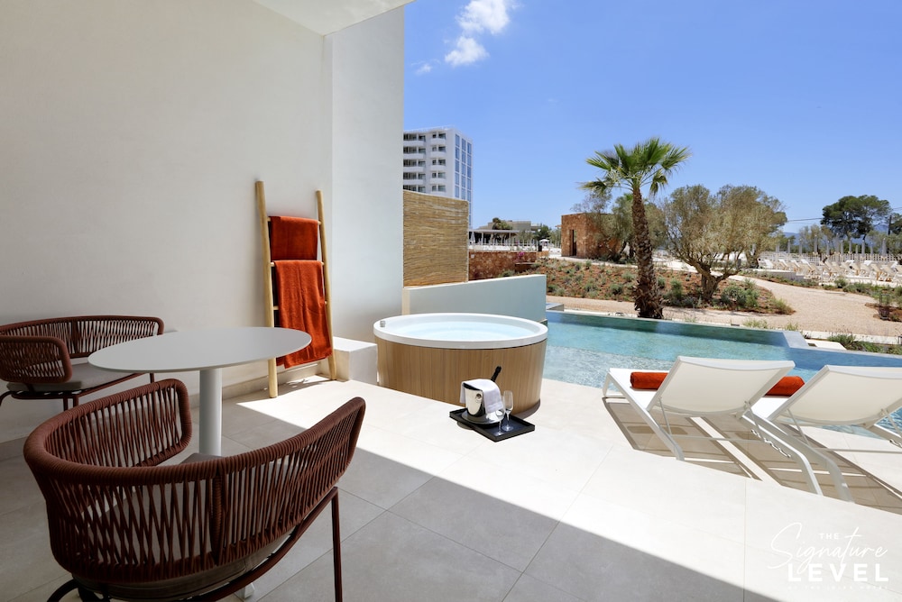 Junior Suite (Signature Level, Swim up) - Club Access Included
