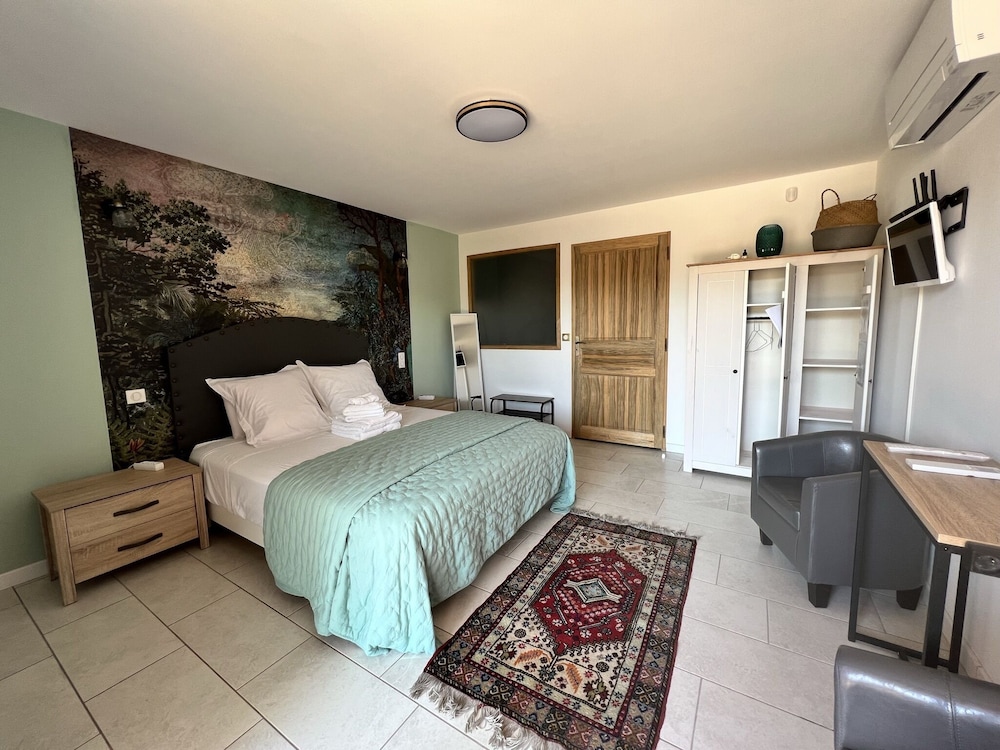 Comfort Double Room, Ensuite (La Baguenaude) photo 1