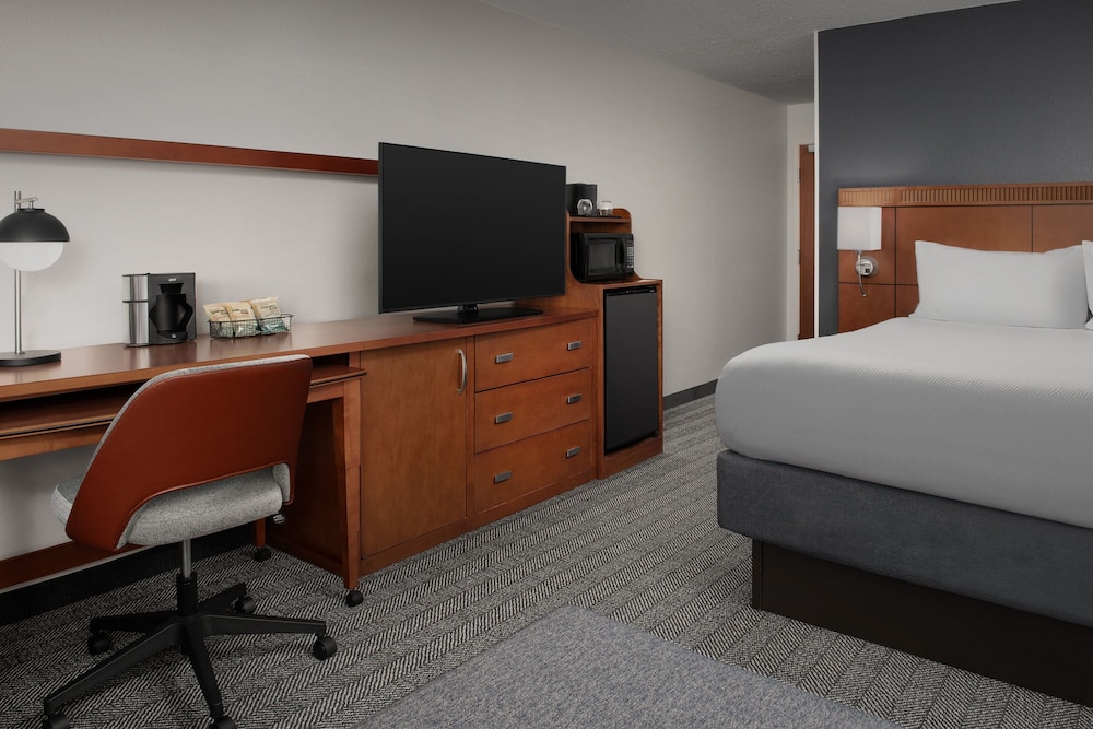 Room, 1 King Bed - Photo 3