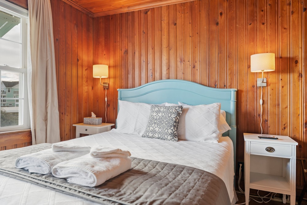 Room, 1 Queen Bed (The Roanoke) photo 2