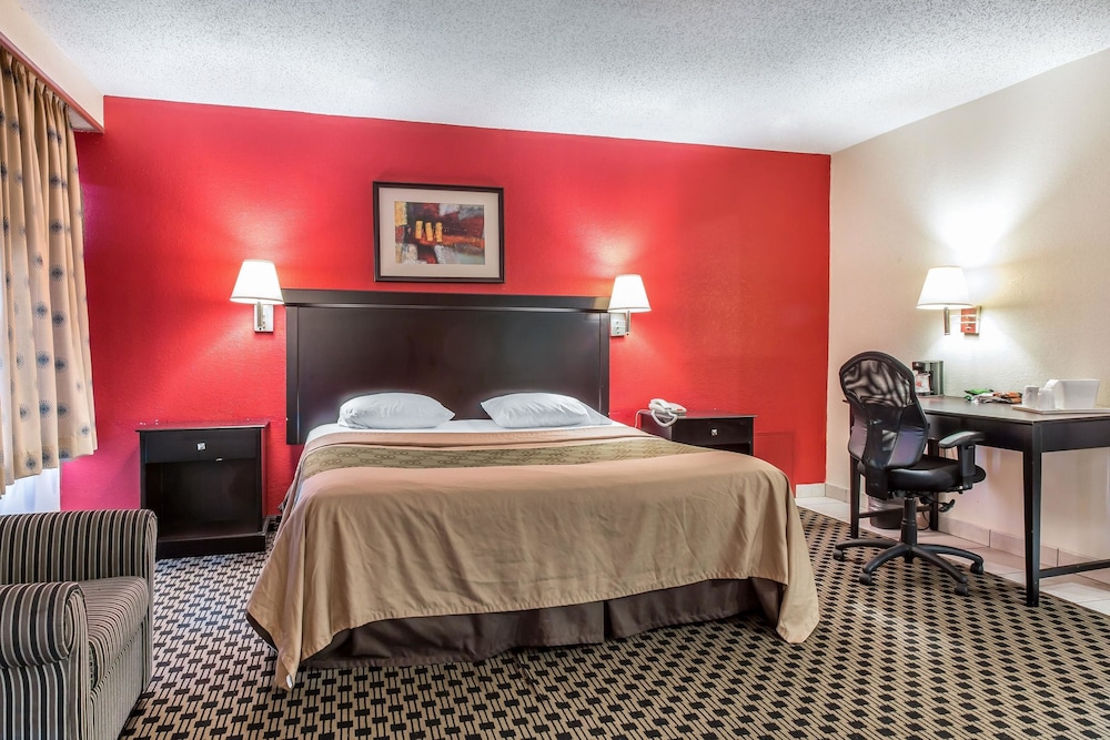 Standard Room, 1 King Bed, Smoking, Jetted Tub - Photo 5