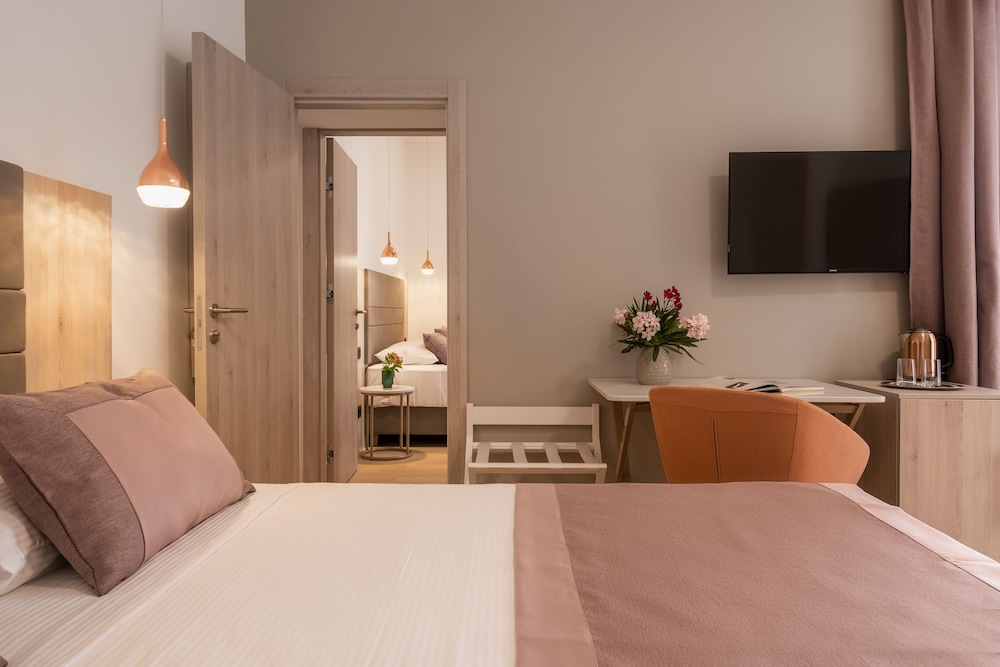 Comfort Double Room, 1 Queen Bed, Non Smoking, Courtyard View photo 3
