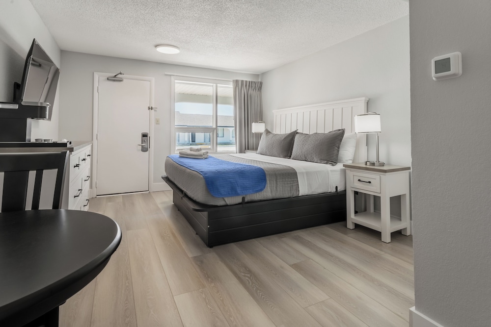 COURTYARD room, 1 King Bed, Across the street from the Beach photo 2
