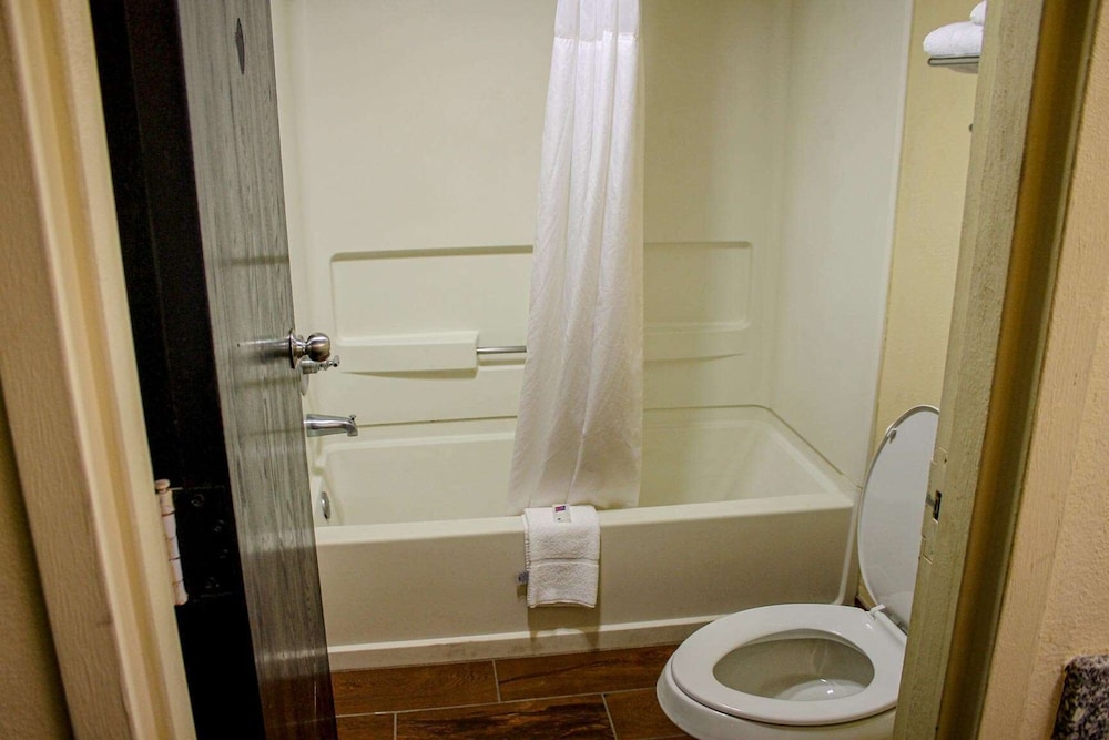 Standard Room, 2 Queen Beds, Smoking, Refrigerator & Microwave - Photo 8