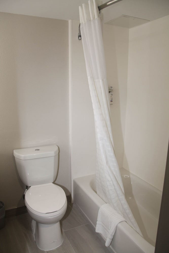 Room, 2 Queen Beds, Accessible - Photo 7