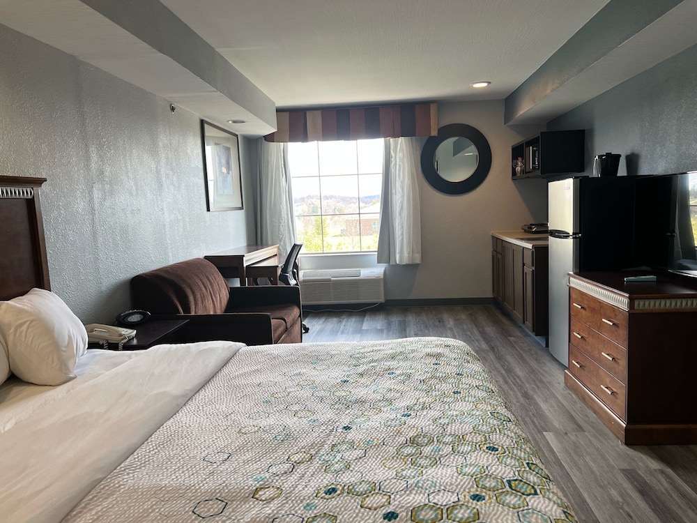 Suite, 1 King Bed, Non Smoking, Kitchenette - Photo 1