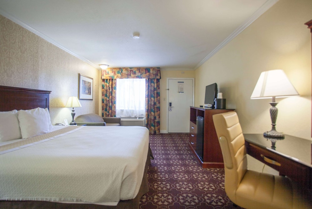 Standard Room, 1 King Bed - Photo 1