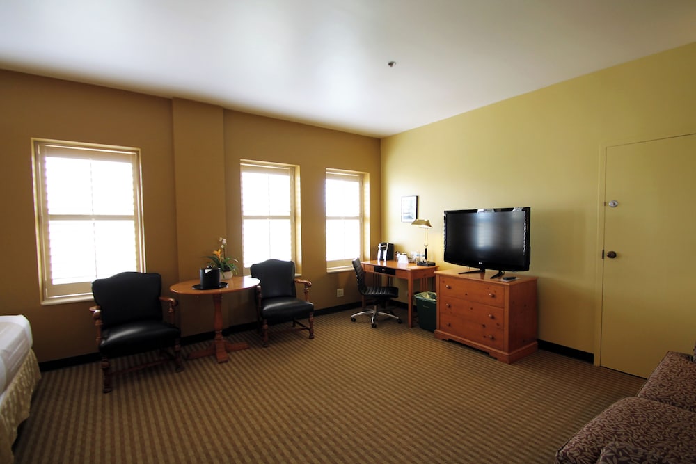 Signature Studio Suite, Multiple Beds photo 2