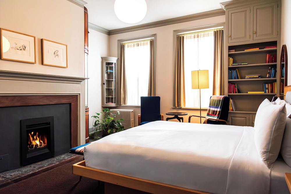 Grand Room, 1 King Bed, Fireplace (Pearl St)