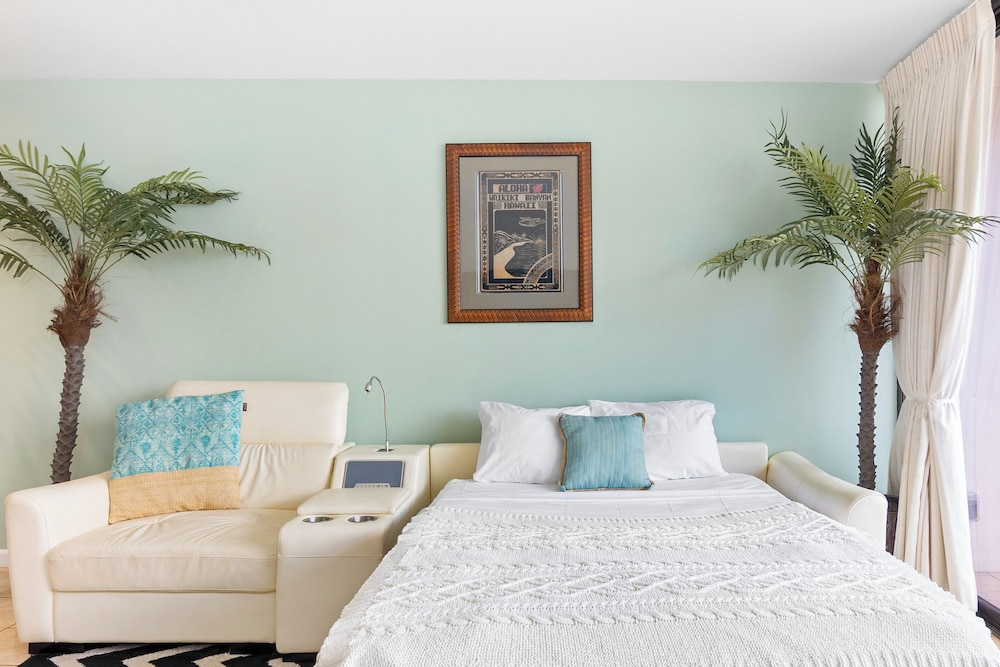 Waikiki Banyan 1BR Condos with No Parking: Condo, 1 Bedroom (0171 Wb 1813 T1) photo
