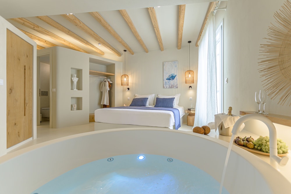 Signature Suite, Hot Tub photo 3
