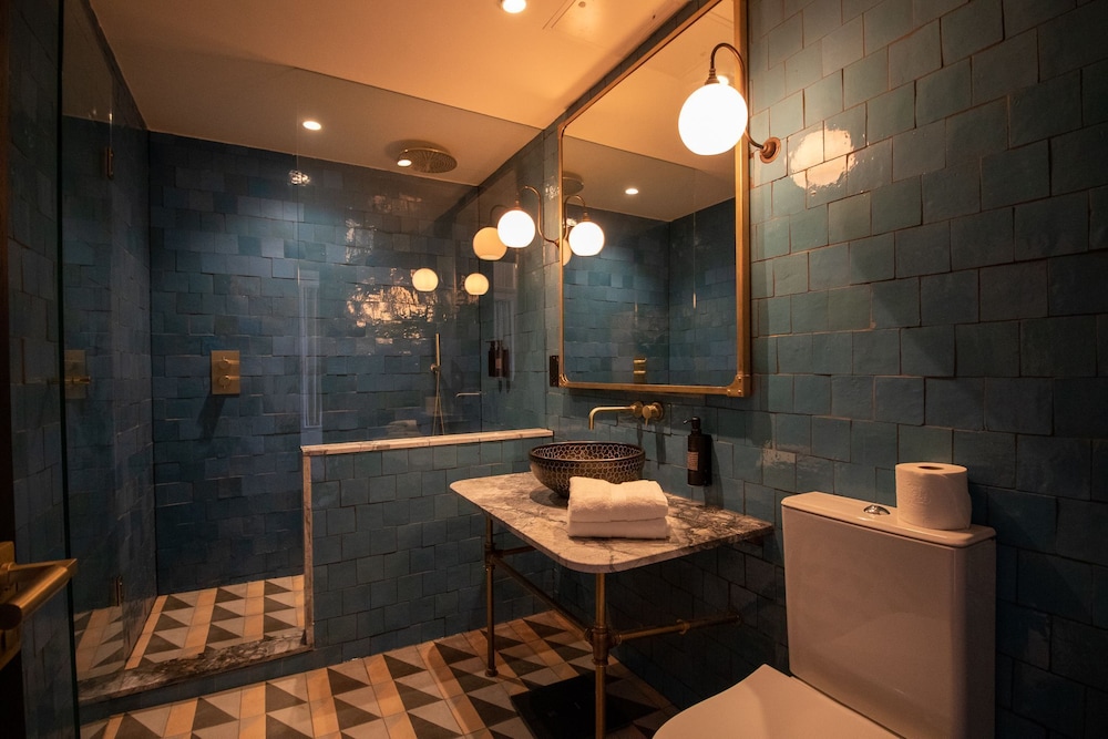 The Townhouse Suite - Photo 9
