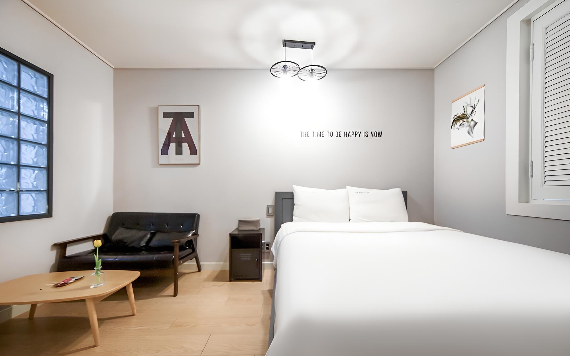Room (Deluxe (Non-smoking Netflix available) - Photo 12