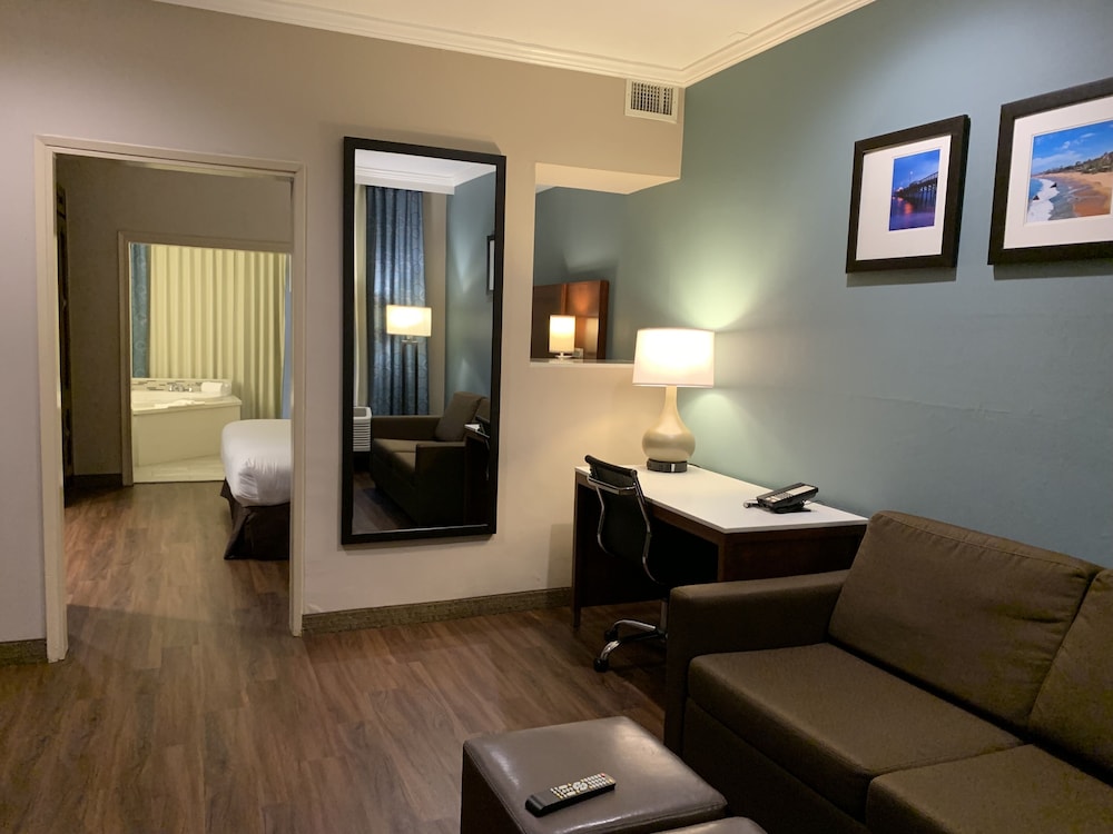 Suite, 1 King Bed, Non Smoking, Jetted Tub - Photo 7
