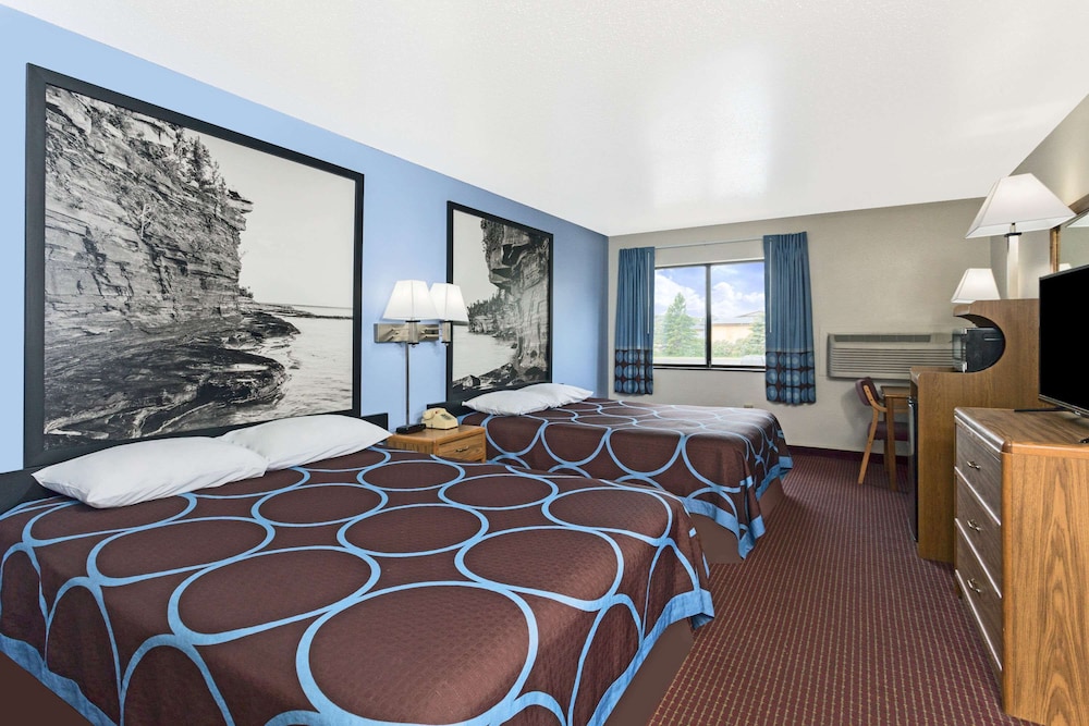 Room, 2 Queen Beds, Non Smoking (Pet Friendly) - Photo 1